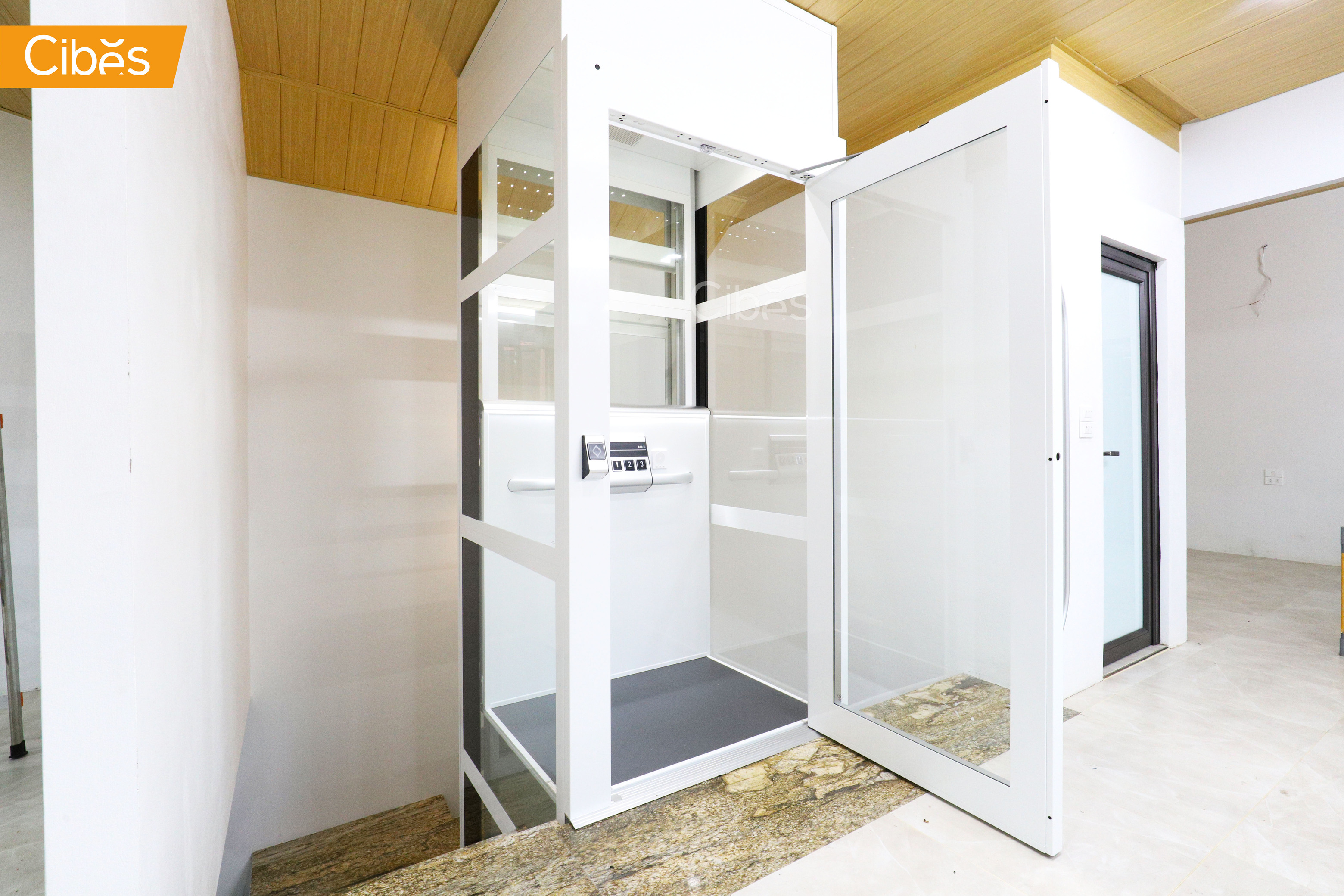 Hoàn Kiếm, Hà Nội - Cibes Uno trắng lắp đặt giữa cầu thang bộ