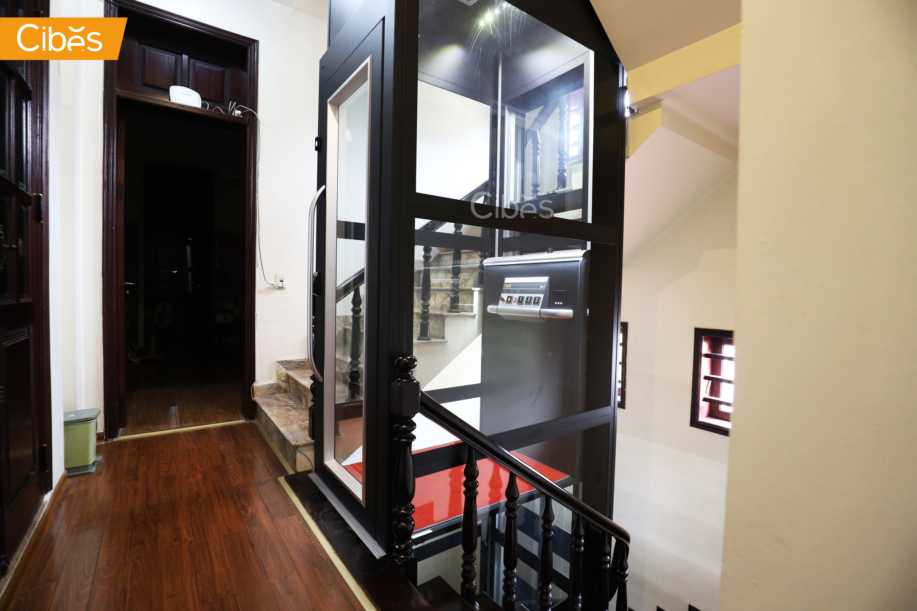 TP Hải Phòng - Cibes Uno đen mini lắp giữa thang bộ